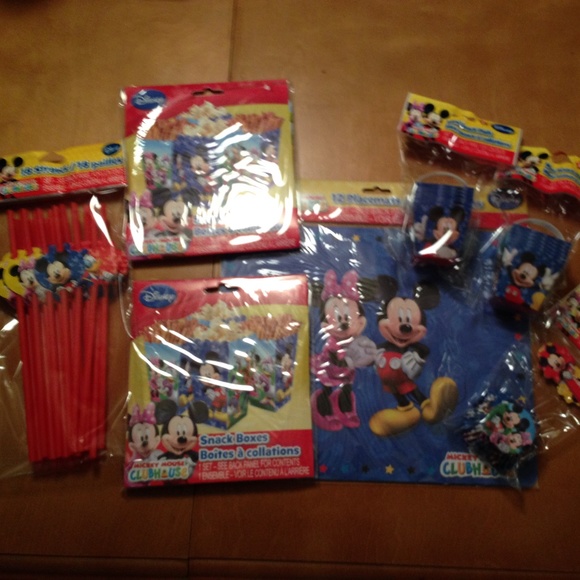 Disneys Mickey Mouse Birthday Party Tableware Kit - Picture 1 of 6